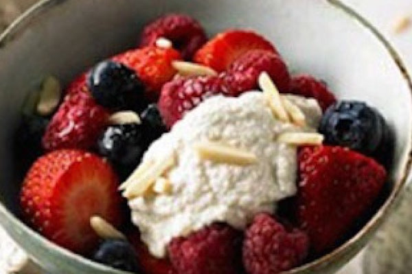 BERRIES IN APPLE CIDER VINEGAR WITH CASHEW NUT CREAM